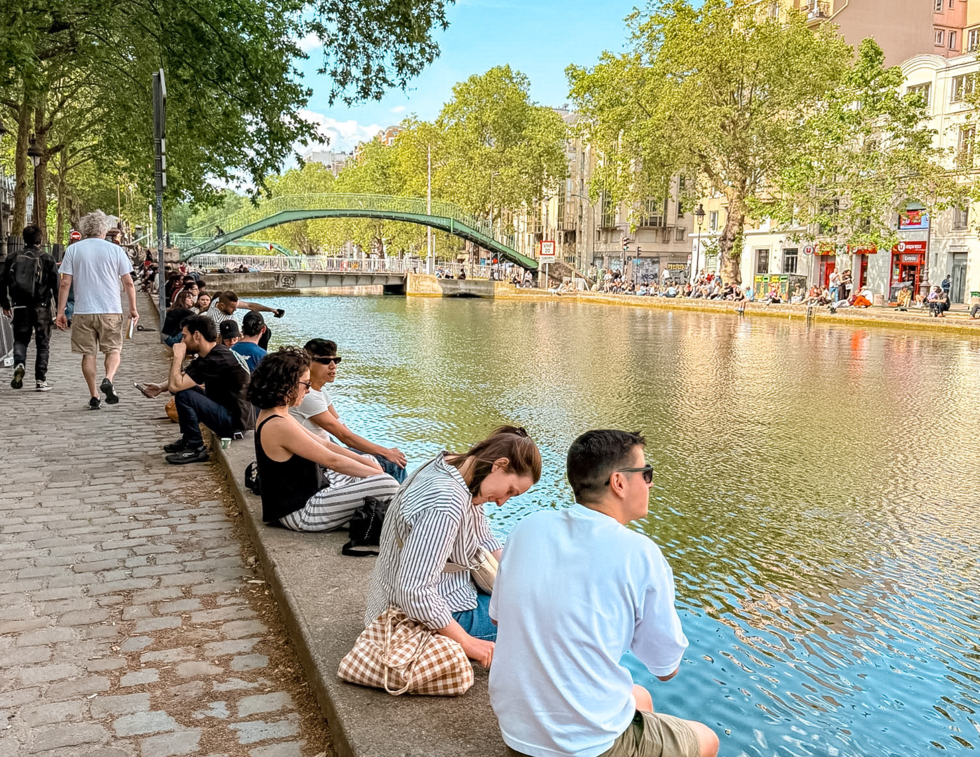 Paris Travel Guide (9).png